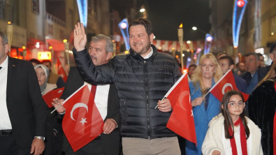 Cumhuriyetimizin 102. yılı dolayısıyla düzenlediğimiz Cumhuriyet Yürüyüşü ve Havai Fişek Gösterisi ile Pınarhisar sokakları kırmızı beyaza büründü.