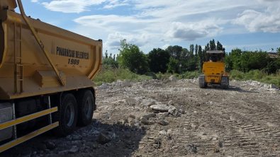 İmar yollarının fiziki olarak açılması, yeni ulaşım ağlarının oluşturulması ve üstyapı çalışmalarına hazırlık sürecini yerinde inceledik.