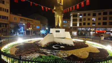 Pınarhisar Cumhuriyet Meydanı'nda, Gazi Mustafa Kemal Atatürk'ün heykeline Saldırı