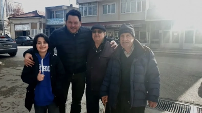 Sadıkağa Camii’nde cuma namazımızı eda ettikten sonra, kıymetli hemşehrilerimizle bir araya gelerek cuma günlerini ve mübarek 3 aylarını tebrik ettik.