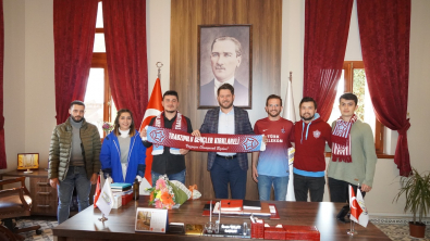 Trabzonlu Gençler Kırklareli Taraftar Grubu Başkan Talay'ı makamında ziyaret etti.
