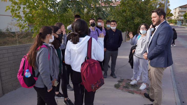 Başkan Talay Okul çıkışı Anadolu Lisesi Öğrencilerimiz ile bir araya geldi.