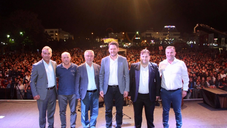 Festivalimize Teşrif Eden Belediye Başkanları'na Sn. Talay Plaket Takdim Etti.