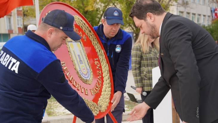Cumhuriyetimizin 102. kuruluş yıl dönümü dolayısıyla ilçemiz Cumhuriyet Meydanı’nda düzenlenen törenle, Gazi Mustafa Kemal Atatürk’ün büstüne çelengimizi sunduk.