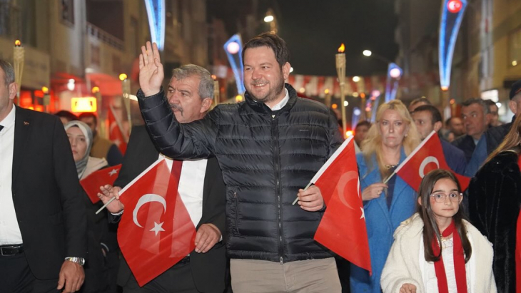 Cumhuriyetimizin 102. yılı dolayısıyla düzenlediğimiz Cumhuriyet Yürüyüşü ve Havai Fişek Gösterisi ile Pınarhisar sokakları kırmızı beyaza büründü.