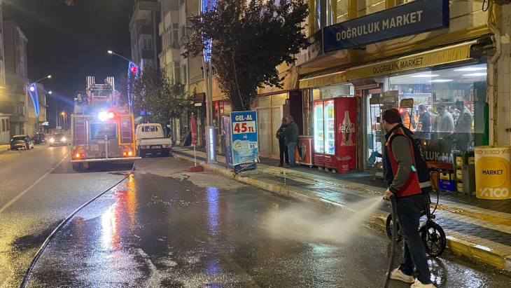 Gece boyunca süren çalışmalarla Ana Cadde’miz tertemiz hale getirildi. Daha güzel bir Pınarhisar için durmadan çalışıyoruz!