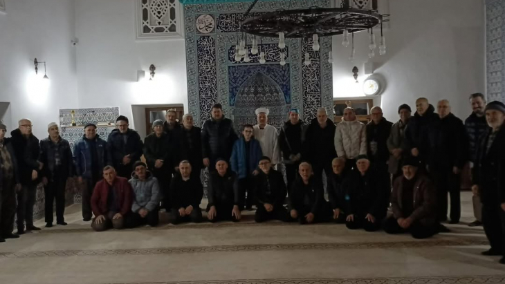 Sabah Namazında hemşehrilerimiz ile Hundi Hatun Cami’nde bir araya gelerek Sabah Namazını eda ettik.